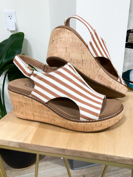 Corky’s Tan & White Wedge